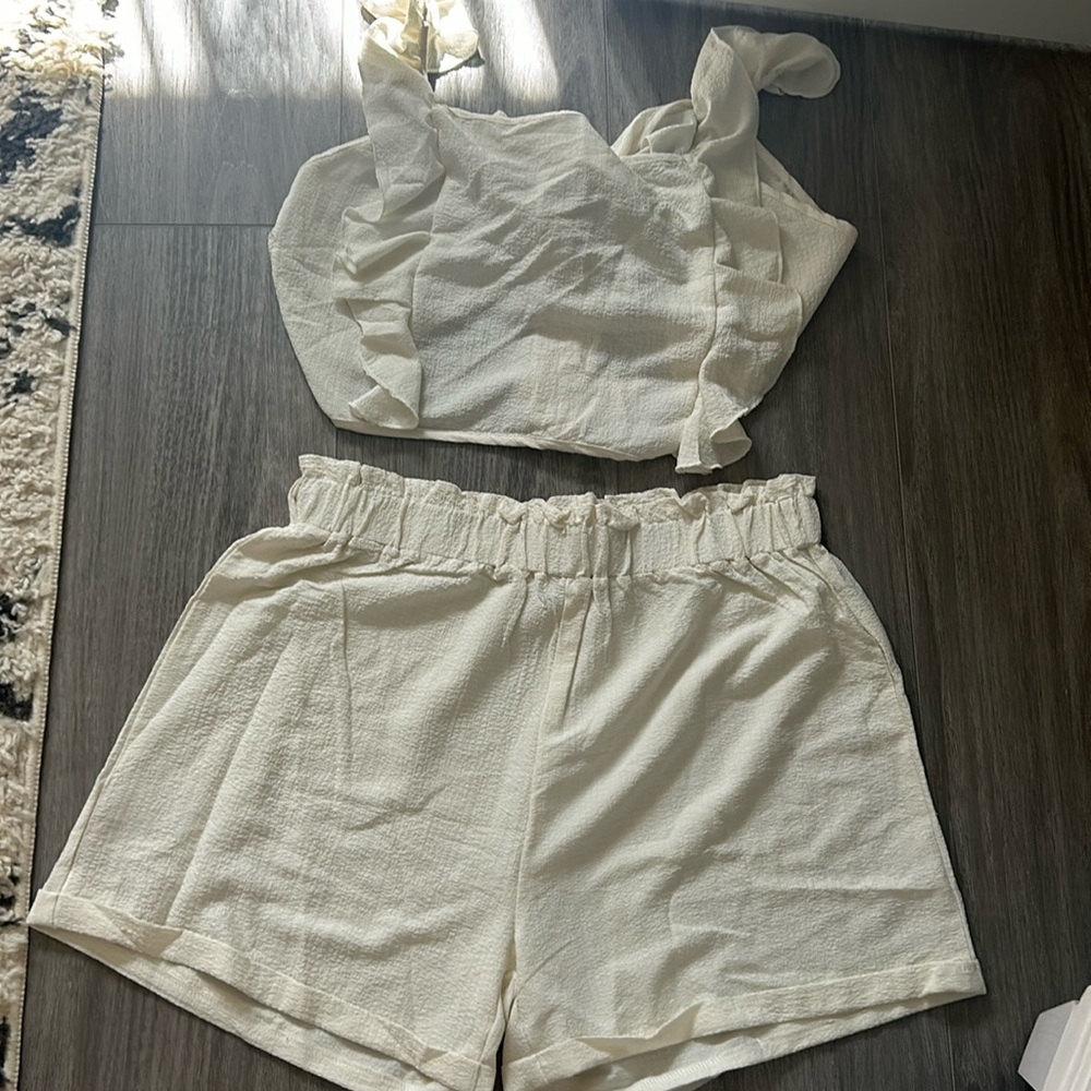 Adorable cream set